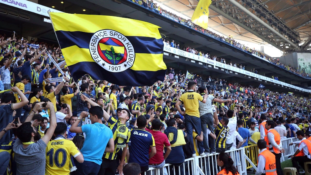 “Fenerbahçe” tribunalarından “İstefa” şüarları