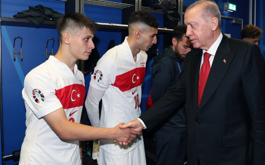 Ərdoğan, millinin futbolçuları ilə görüşüb