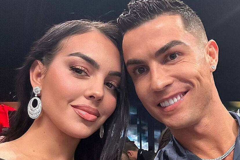 Ronaldo, sevgilisi ilə dodaq uçuqladan müqavilə imzalayıb