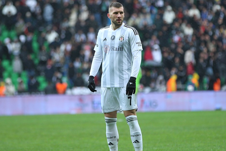 “Beşiktaş”dan ayrılan Ante Rebic müqavilə imzalayıb