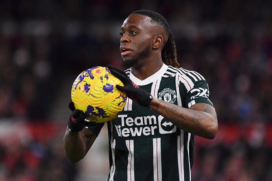 Aaron Wan Bissaka yeni komandası ilə müqavilə imzalayır