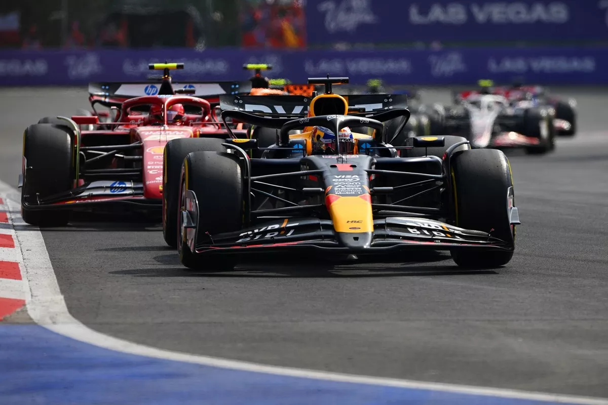 Verstappen: “Red Bull çox yavaş olduğu üçün penalti vəziyyətinə düşdüm”